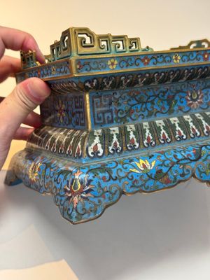 A Chinese lapis lazuli and cloisonné elephant on stand, 19/20th C. — photo 23