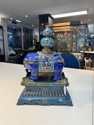 A Chinese lapis lazuli and cloisonné elephant on stand, 19/20th C. — photo 3
