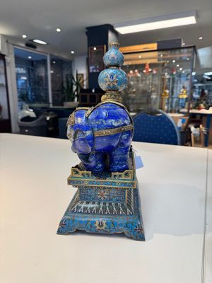 A Chinese lapis lazuli and cloisonné elephant on stand, 19/20th C. — photo 4