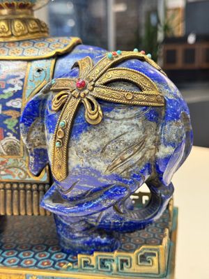 A Chinese lapis lazuli and cloisonné elephant on stand, 19/20th C. — photo 9