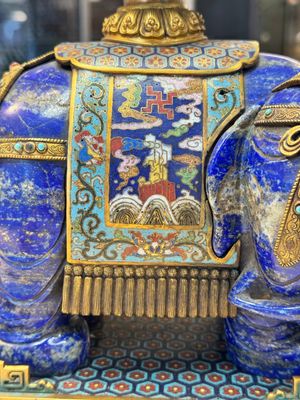 A Chinese lapis lazuli and cloisonné elephant on stand, 19/20th C. — photo 10