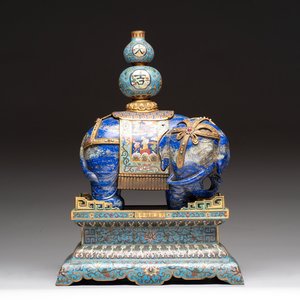 A Chinese lapis lazuli and cloisonné elephant on stand, 19/20th C. — photo 1