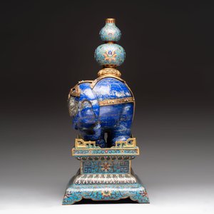 A Chinese lapis lazuli and cloisonné elephant on stand, 19/20th C. — photo 2