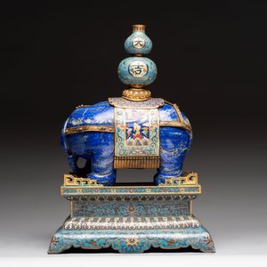 A Chinese lapis lazuli and cloisonné elephant on stand, 19/20th C. — photo 3