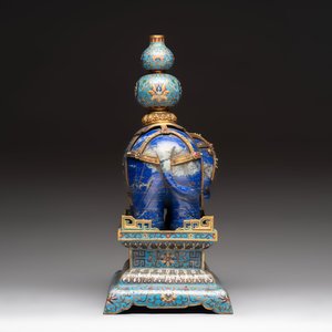 A Chinese lapis lazuli and cloisonné elephant on stand, 19/20th C. — photo 4