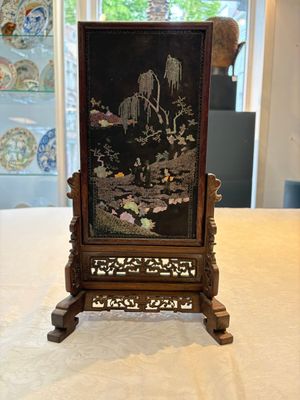 A Chinese laque burgauté and hongmu table screen, Qing — photo 1