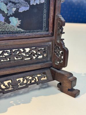 A Chinese laque burgauté and hongmu table screen, Qing — photo 14
