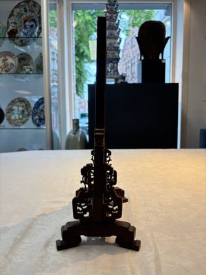 A Chinese laque burgauté and hongmu table screen, Qing — photo 4