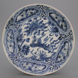 A Chinese late Ming Dynasty Swatow blue and white plate with a phoenix bird, 16th C. — photo 1