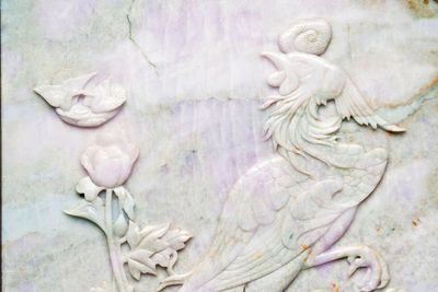 A Chinese lavender and green jadeite 'phoenix' plaque in a hongmu frame, early 20th C. — foto 1