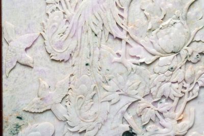 A Chinese lavender and green jadeite 'phoenix' plaque in a hongmu frame, early 20th C. — foto 4