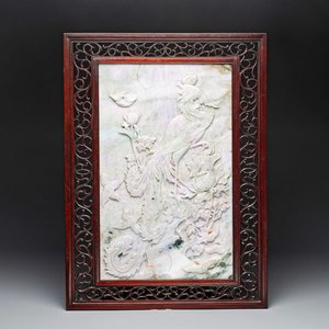A Chinese lavender and green jadeite 'phoenix' plaque in a hongmu frame, early 20th C. — foto 1