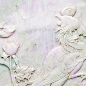 A Chinese lavender and green jadeite 'phoenix' plaque in a hongmu frame, early 20th C. — foto 2