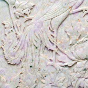 A Chinese lavender and green jadeite 'phoenix' plaque in a hongmu frame, early 20th C. — foto 3