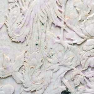 A Chinese lavender and green jadeite 'phoenix' plaque in a hongmu frame, early 20th C. — foto 4