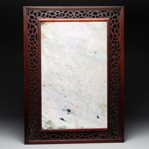 A Chinese lavender and green jadeite 'phoenix' plaque in a hongmu frame, early 20th C. — foto 5