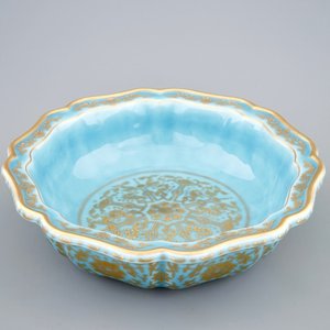 A Chinese lavender blue and gilt octafoil lobed bowl in box, Qianlong mark, 20th C. — 照片 1