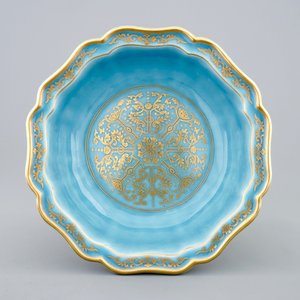 A Chinese lavender blue and gilt octafoil lobed bowl in box, Qianlong mark, 20th C. — 照片 3