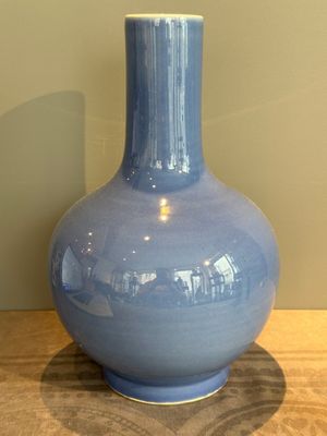 A Chinese lavender-blue-glazed bottle vase, 19/20th C. — photo 1
