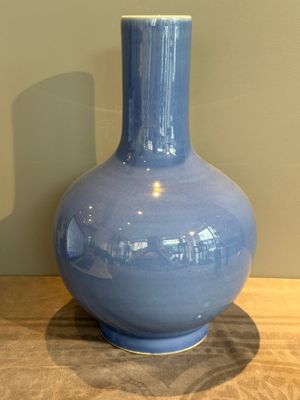 A Chinese lavender-blue-glazed bottle vase, 19/20th C. — photo 2