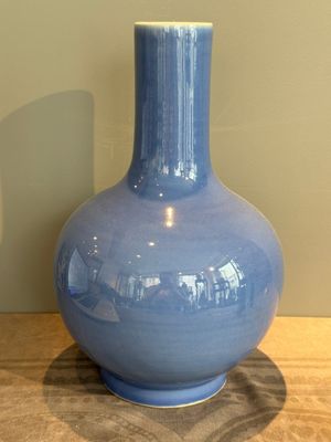 A Chinese lavender-blue-glazed bottle vase, 19/20th C. — photo 3