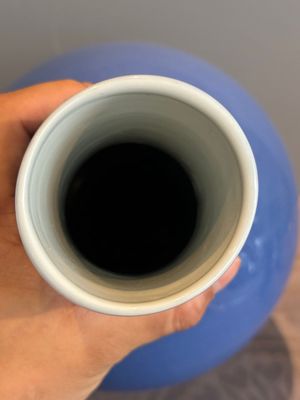 A Chinese lavender-blue-glazed bottle vase, 19/20th C. — photo 4