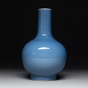 A Chinese lavender-blue-glazed bottle vase, 19/20th C. — photo 1