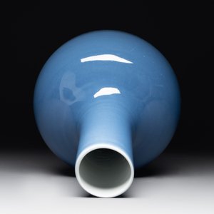 A Chinese lavender-blue-glazed bottle vase, 19/20th C. — photo 2