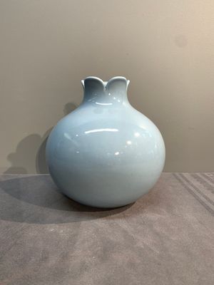 A Chinese lavender-blue-glazed pomegranate-shaped vase, Qianlong mark, 19/20th C. — photo 1