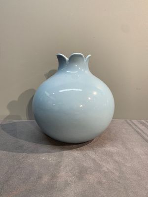 A Chinese lavender-blue-glazed pomegranate-shaped vase, Qianlong mark, 19/20th C. — photo 2