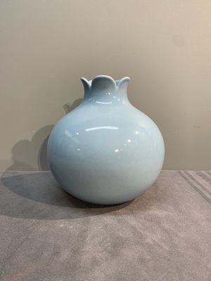 A Chinese lavender-blue-glazed pomegranate-shaped vase, Qianlong mark, 19/20th C. — photo 3