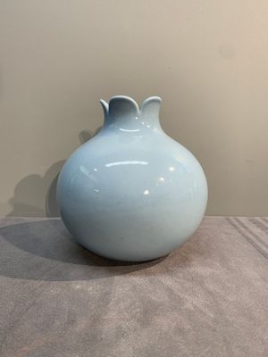 A Chinese lavender-blue-glazed pomegranate-shaped vase, Qianlong mark, 19/20th C. — photo 4