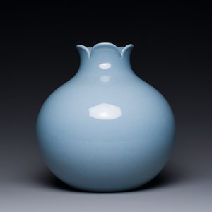 A Chinese lavender-blue-glazed pomegranate-shaped vase, Qianlong mark, 19/20th C. — photo 1