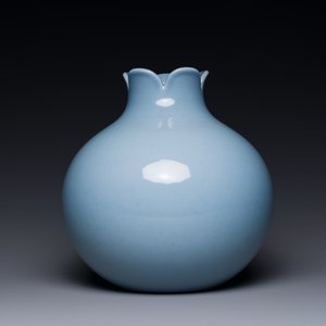 A Chinese lavender-blue-glazed pomegranate-shaped vase, Qianlong mark, 19/20th C. — photo 2