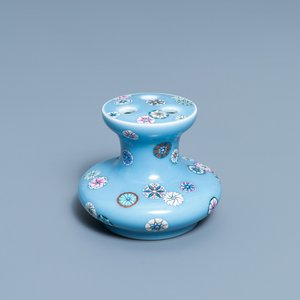 A Chinese lavender blue-ground famille rose 'flower balls' vase, Qianlong mark, Republic — 照片 1