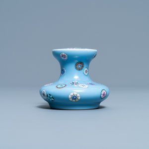 A Chinese lavender blue-ground famille rose 'flower balls' vase, Qianlong mark, Republic — 照片 2