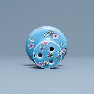 A Chinese lavender blue-ground famille rose 'flower balls' vase, Qianlong mark, Republic — 照片 6