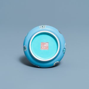 A Chinese lavender blue-ground famille rose 'flower balls' vase, Qianlong mark, Republic — 照片 7