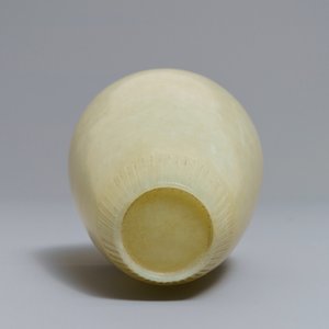 A Chinese light celadon jade relief-decorated meiping vase, 19/20th C. — 照片 6