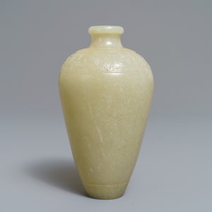 A Chinese light celadon jade relief-decorated meiping vase, 19/20th C. — 照片 2