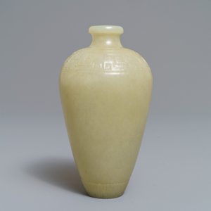 A Chinese light celadon jade relief-decorated meiping vase, 19/20th C. — 照片 3