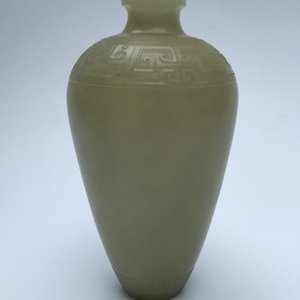 A Chinese light celadon jade relief-decorated meiping vase, 19/20th C. — 照片 7