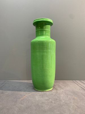 A Chinese lime-green-glazed rouleau vase, 19th C. — foto 2