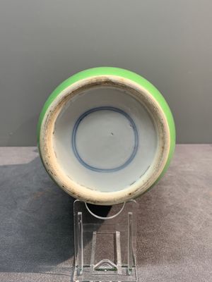 A Chinese lime-green-glazed rouleau vase, 19th C. — foto 6