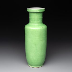 A Chinese lime-green-glazed rouleau vase, 19th C. — foto 1