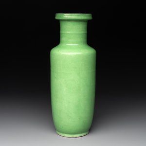 A Chinese lime-green-glazed rouleau vase, 19th C. — foto 3