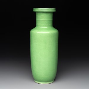 A Chinese lime-green-glazed rouleau vase, 19th C. — foto 4