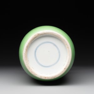 A Chinese lime-green-glazed rouleau vase, 19th C. — foto 6