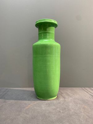 A Chinese lime-green-glazed rouleau vase, 19th C. — photo 1
