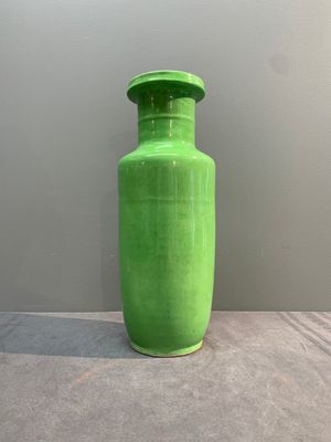 A Chinese lime-green-glazed rouleau vase, 19th C. — photo 3